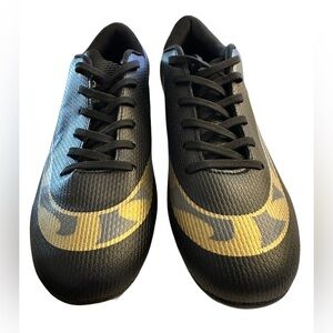NWOT Unisex Football Soccer Shoe